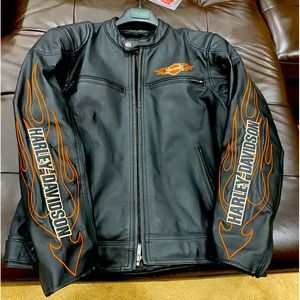 Harley Davidson leather Men’s Medium Jacket worn twice excellent Condition.